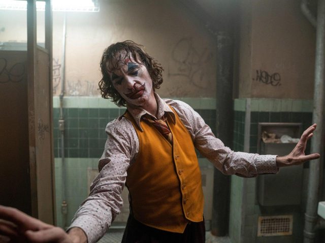 『ジョーカー』のシーン、ホアキンは「どっちの手」を使ってる？考察が繰り広げられる
