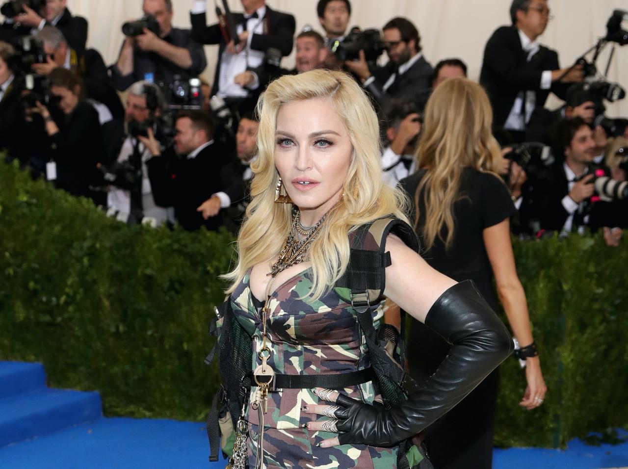 マドンナ、松葉杖をもセクシーに使いこなしてしまう自撮りがさすが