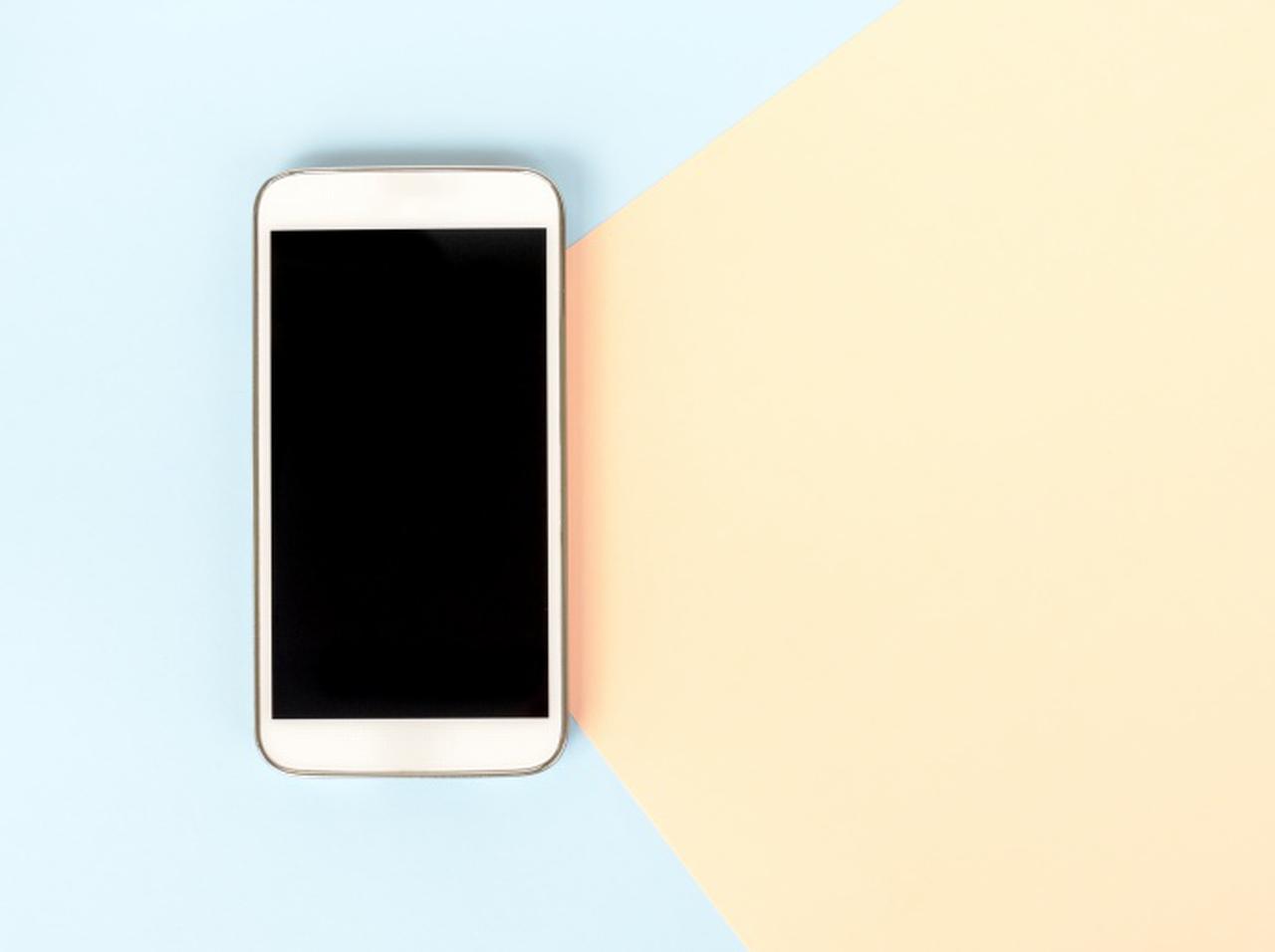 報道キャスターのスマホ画面に女性の「トップレス写真」、まさかの本人から指摘される