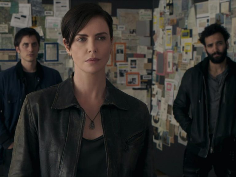 Netflix映画『オールド・ガード』のゲイカップルは「観客が見る必要がある」と脚本家が熱弁