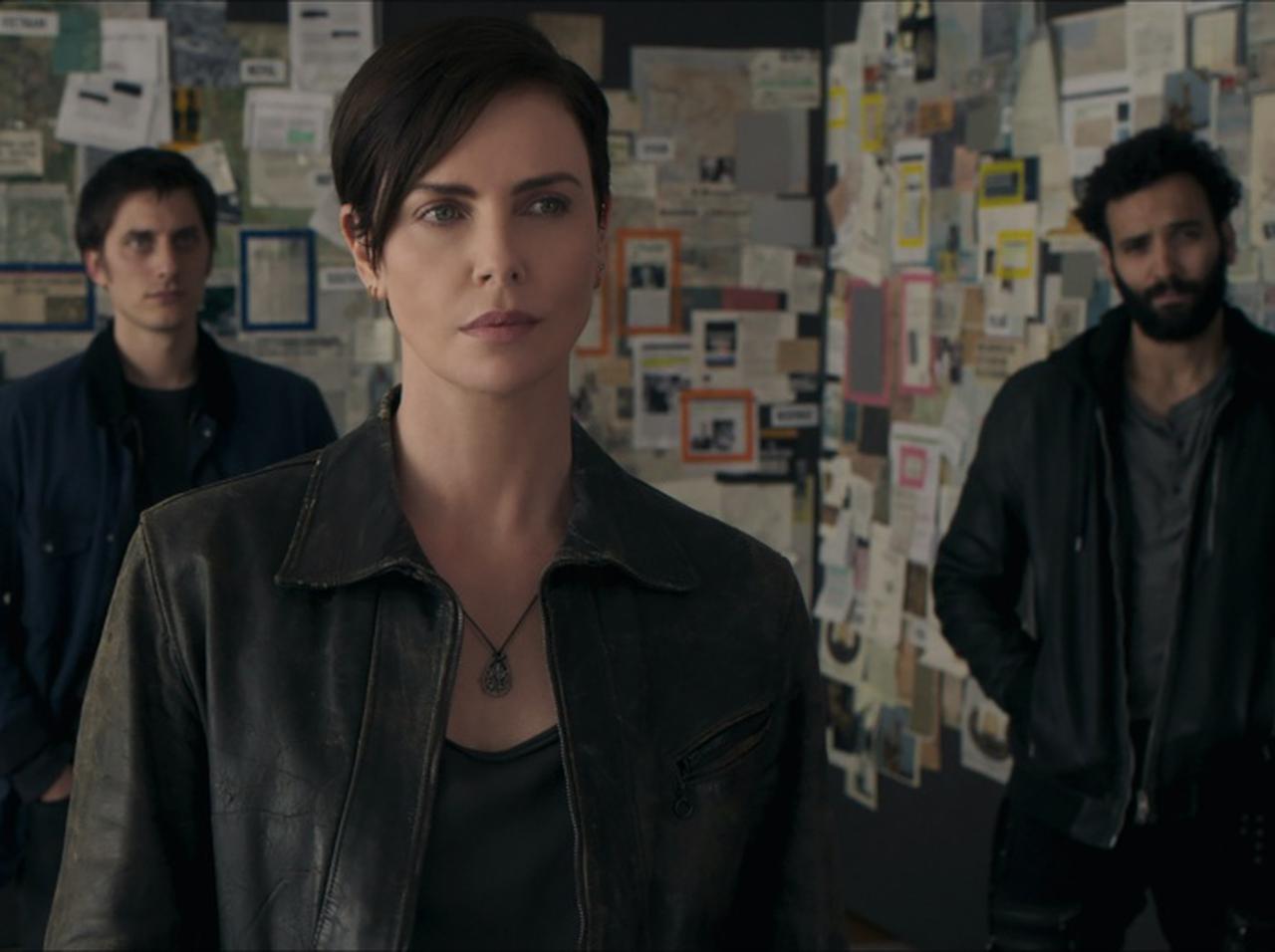 Netflix映画『オールド・ガード』のゲイカップルは「観客が見る必要がある」と脚本家が熱弁