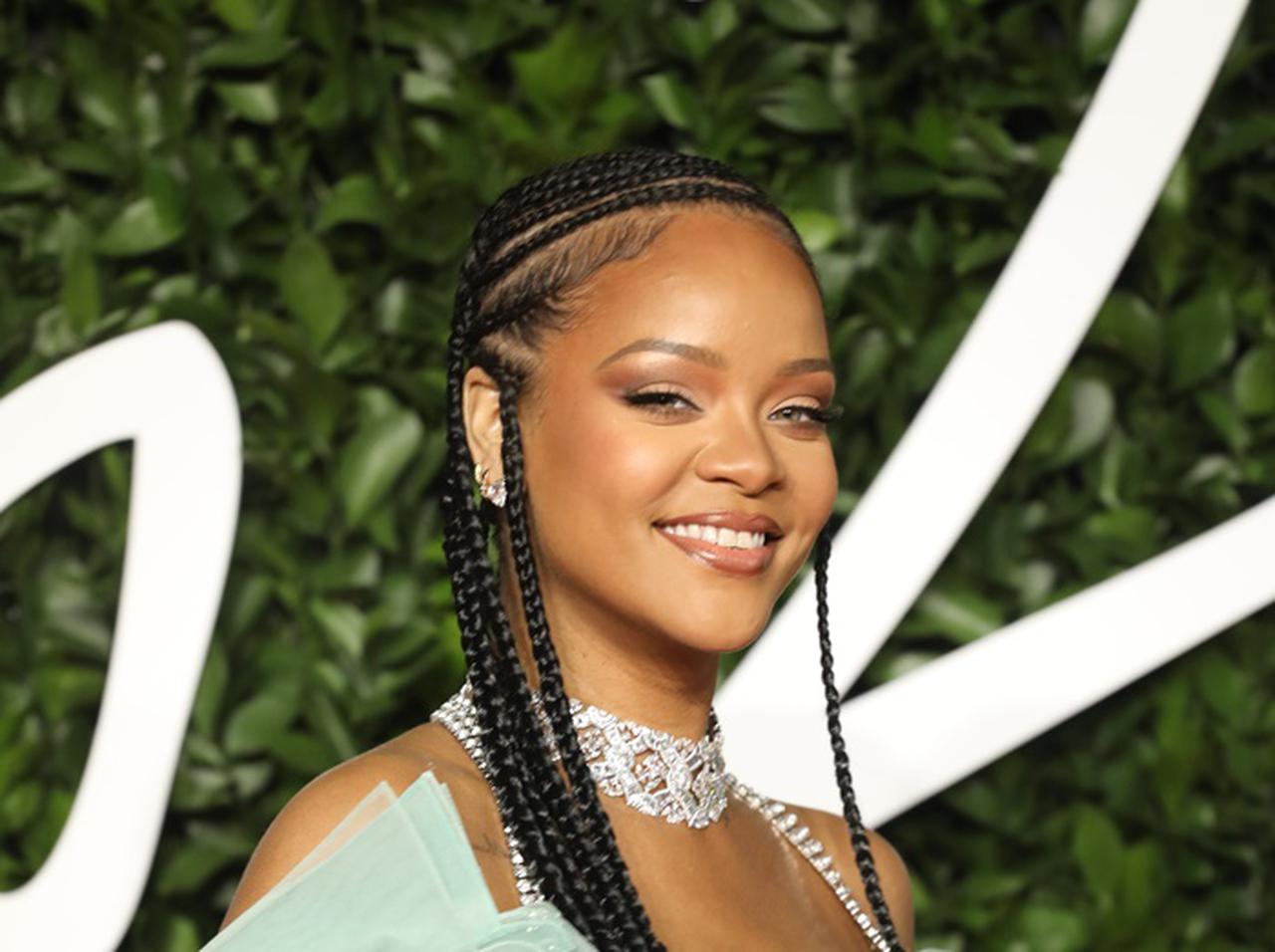 リアーナ、ジェンダーなんて関係ない!フェンティ・スキンを立ち上げ