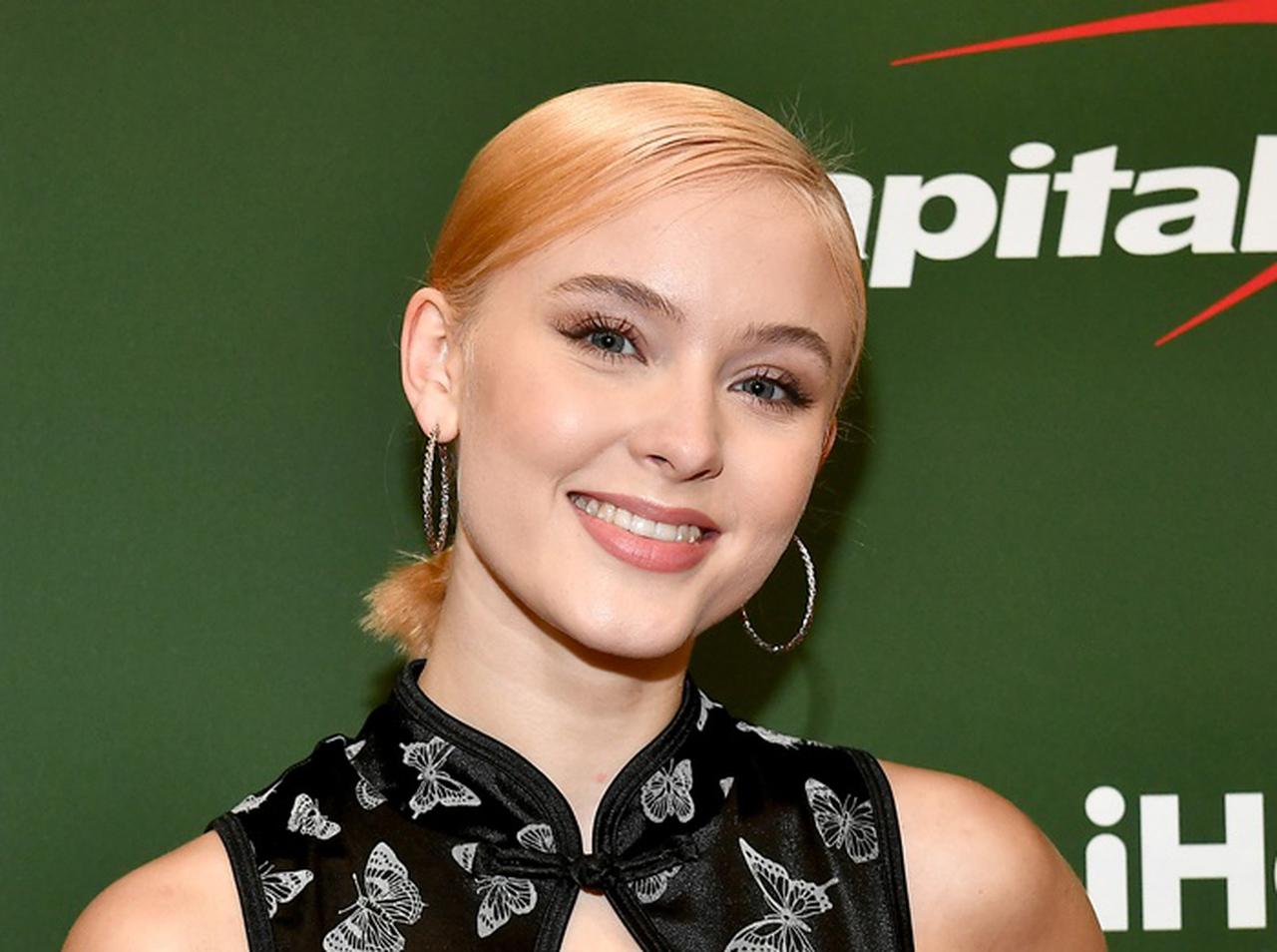 ザラ・ラーソン、アリアナ・グランデやエド・シーランとのコラボ曲が存在する