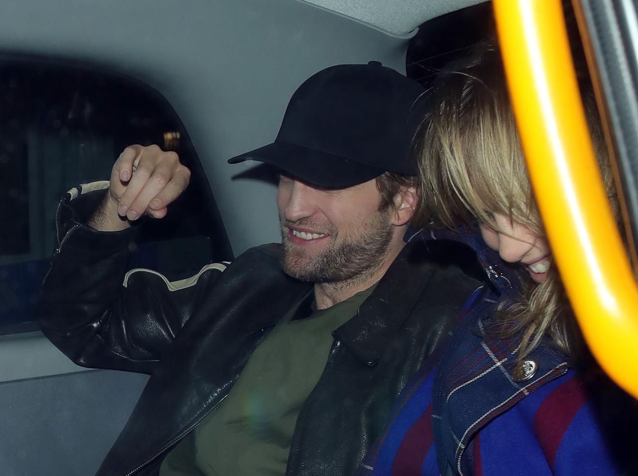 ロバート・パティンソンとスキ・ウォーターハウスが母国でデート、手には指輪も