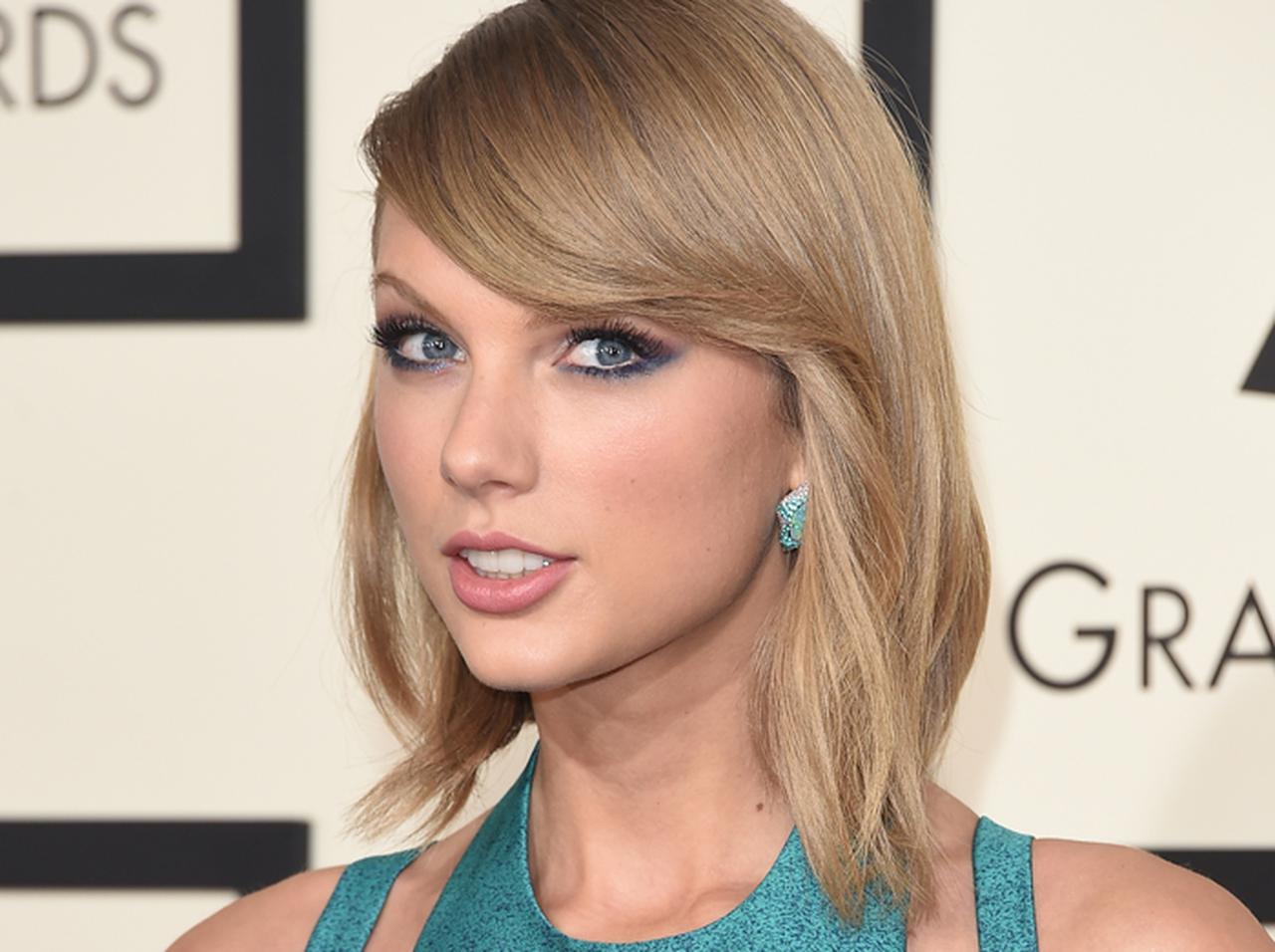 テイラー・スウィフトのそっくりさん、激似すぎて「生活に支障」