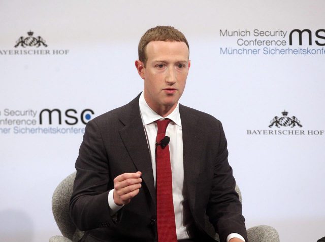 FacebookのCEO、日焼け止めを塗りすぎた顔が「カオナシ」「ジョーカー」イジられまくりに