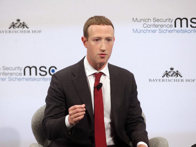FacebookのCEO、日焼け止めを塗りすぎた顔が「カオナシ」「ジョーカー」イジられまくりに