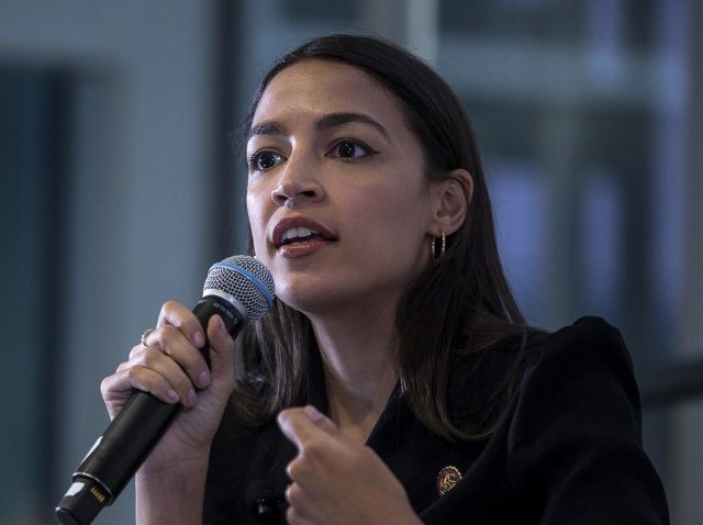 女性議員のスピーチが大絶賛、妻や娘の存在が“まともな男性”の証明にはならない【アレクサンドリア・オカシオ＝コルテス】