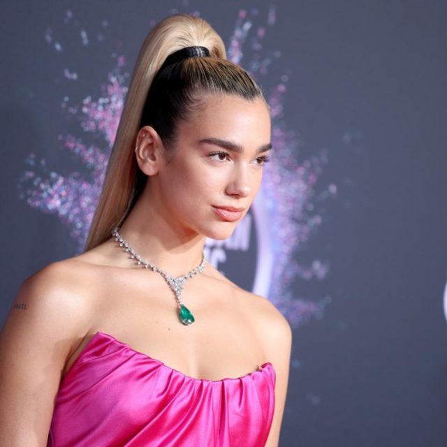 デュア・リパ、「着たくない服を着る理由」に潜む現代社会の“問題点”とは？