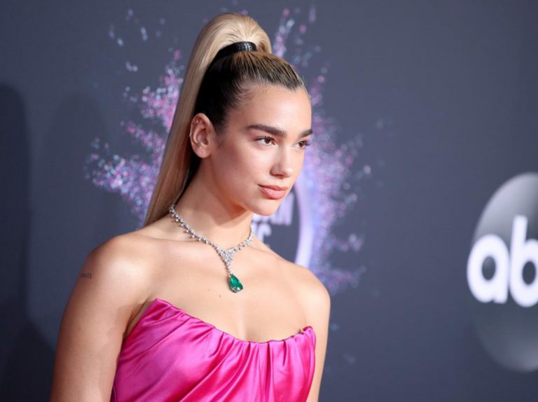 デュア・リパ、「着たくない服を着る理由」に潜む現代社会の“問題点”とは？
