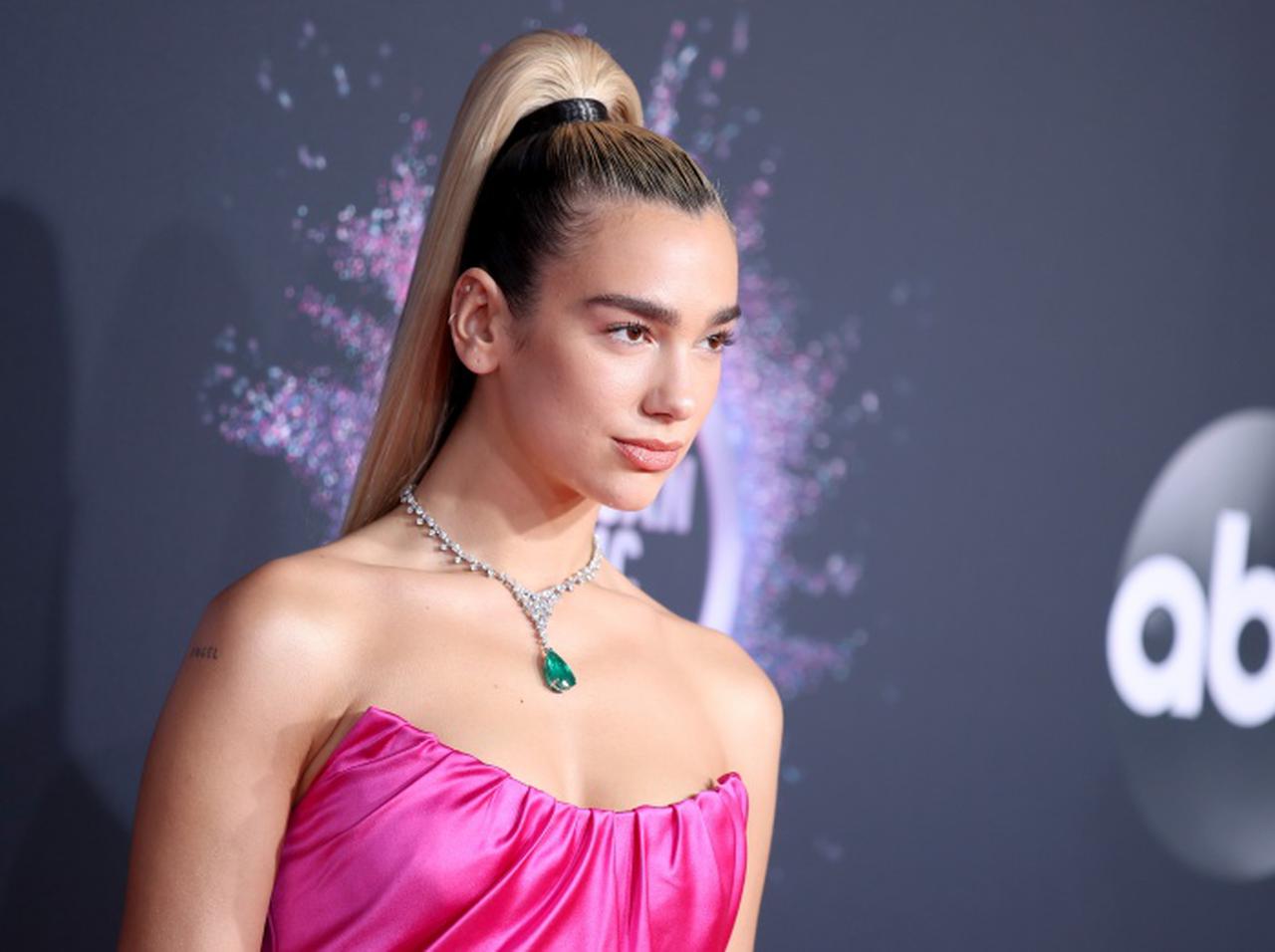 デュア・リパ、「着たくない服を着る理由」に潜む現代社会の“問題点”とは？