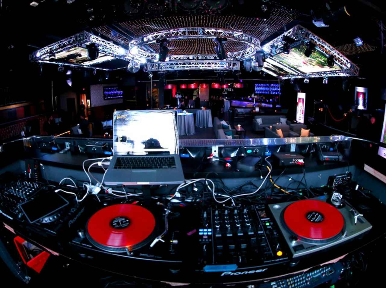 海外ナイトクラブ、コロナ明けのダンスは「着席」で?