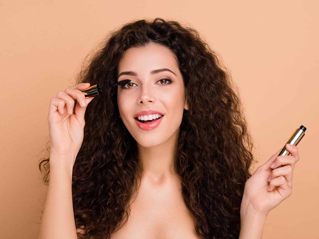 ４ステップで上向きカールを夜までキープ！マスクの湿気にも負けないマスカラ術