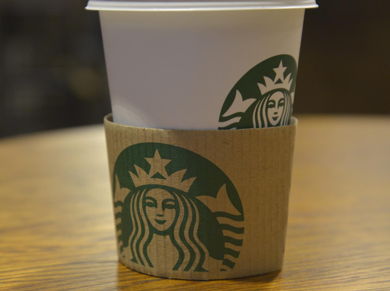 スターバックスでカップの「名前」欄に『ある言葉』を書いた店員、裁判沙汰に