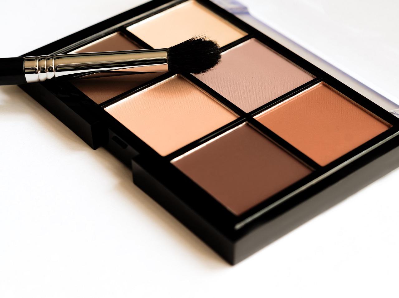 「クリームアイシャドウ」の仕上がりをアップさせるプロの塗り方