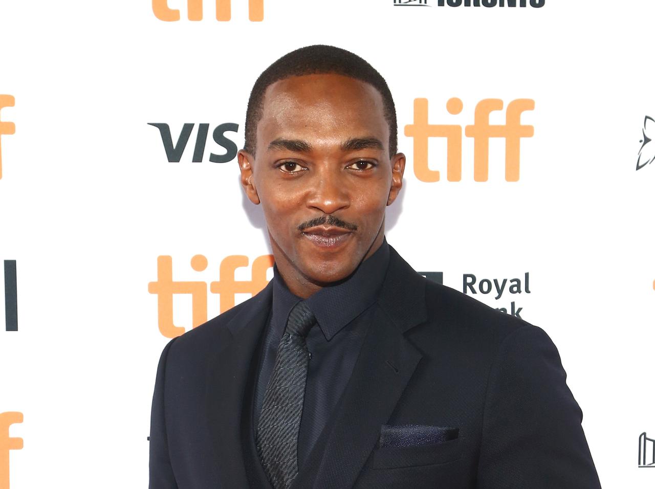 MCUファルコン役、「スタッフ全員に死ぬほど笑われた」撮影での失敗を明かす