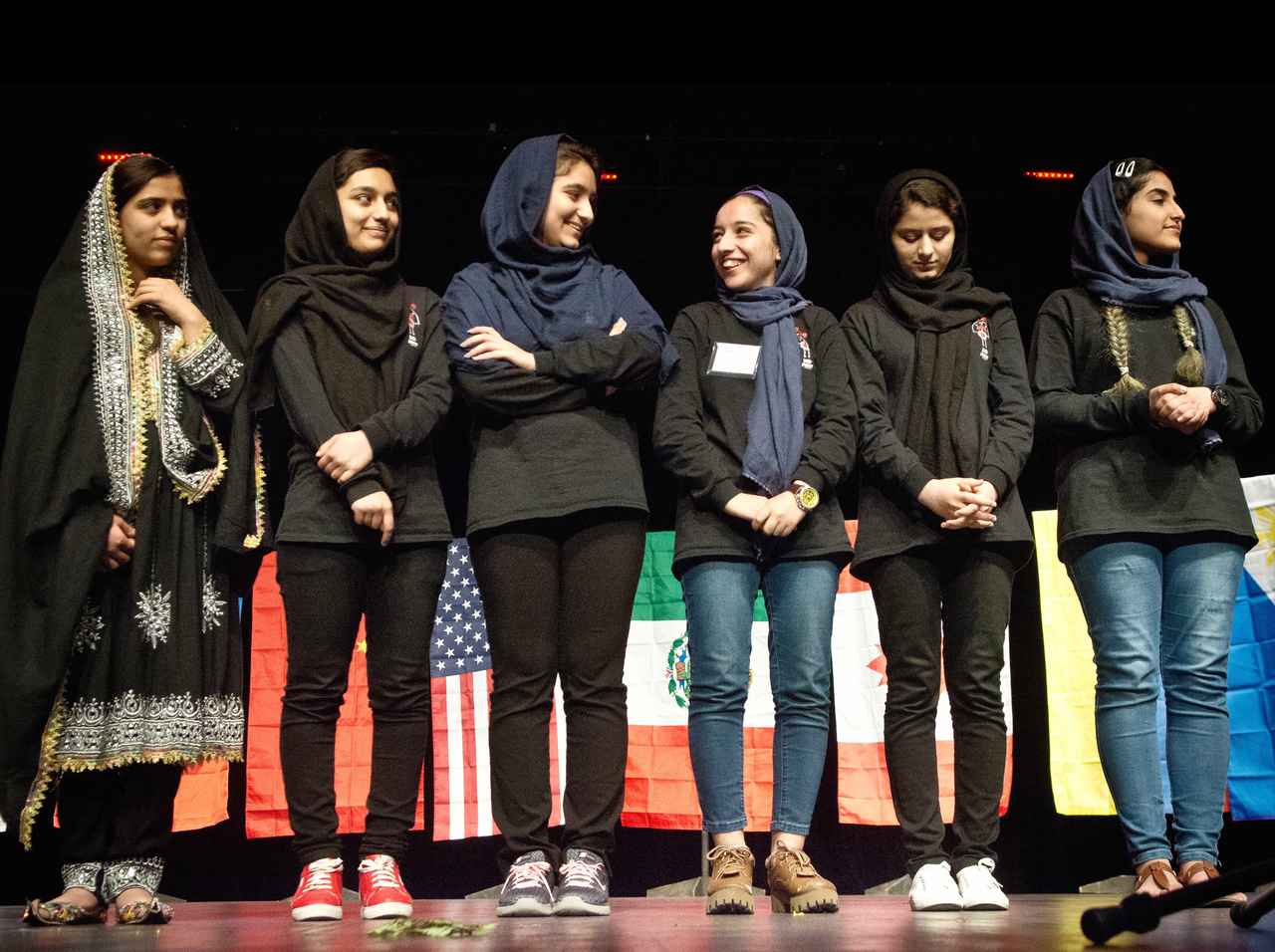 アフガニスタンの女性ロボット部が人口呼吸器を開発、トヨタ車の一部を再利用