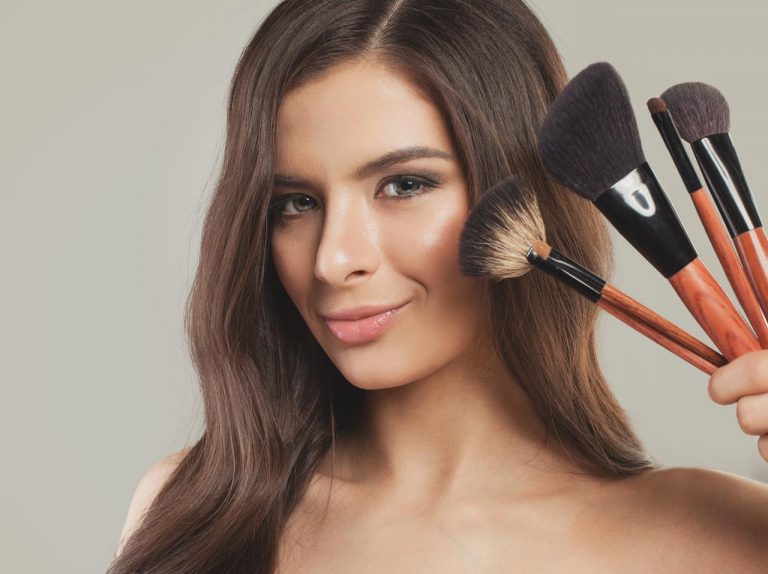 ハイライトは入れる場所がカギ!理想の顔に近づける塗り方とは?