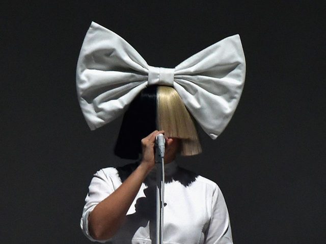 シーア、44歳で孫が誕生！10代息子に子供が誕生して孫に呼んでもらう名前を考える