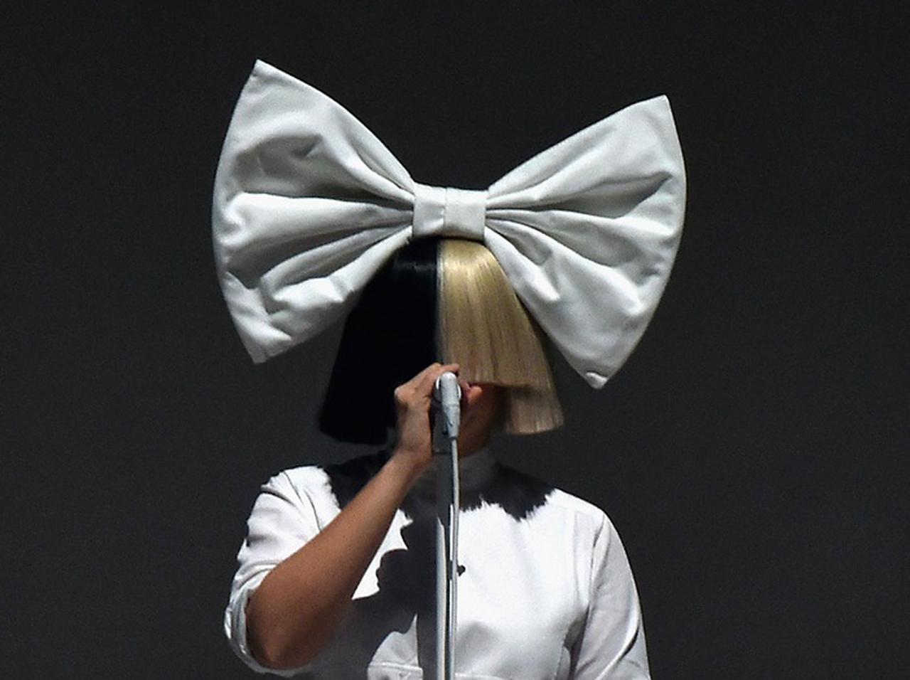 シーア、44歳で孫が誕生!10代息子に子供が誕生して孫に呼んでもらう名前を考える