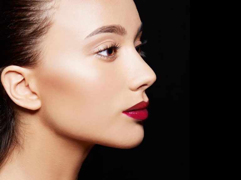 ファンデは「耳」まで塗るべき?プロが意外なメリットを明かした