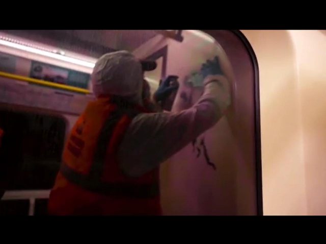 バンクシーがついに顔をチラ見せか、制作工程を映した映像で