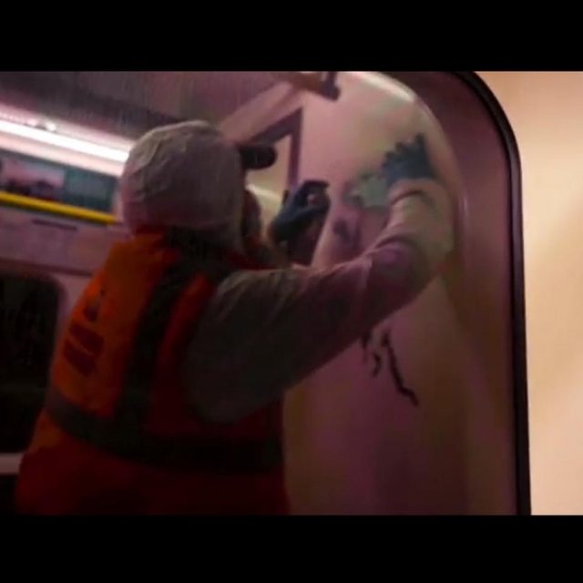 バンクシーがついに顔をチラ見せか、制作工程を映した映像で
