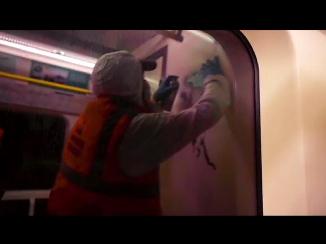 バンクシーがついに顔をチラ見せか、制作工程を映した映像で