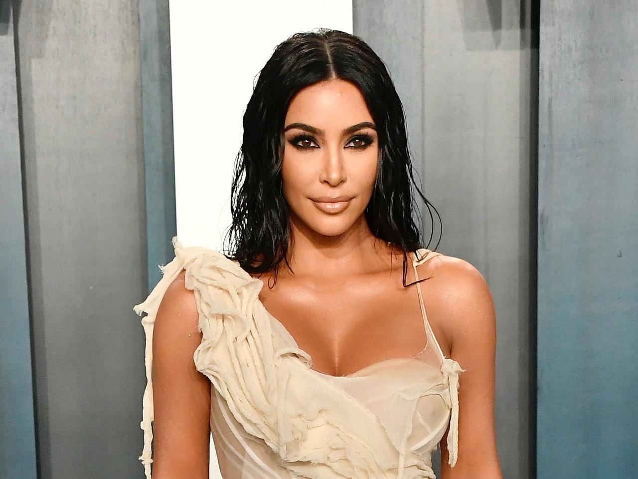 キム・カーダシアン、予想外の“髪色”にイメチェン!似合っていると話題に