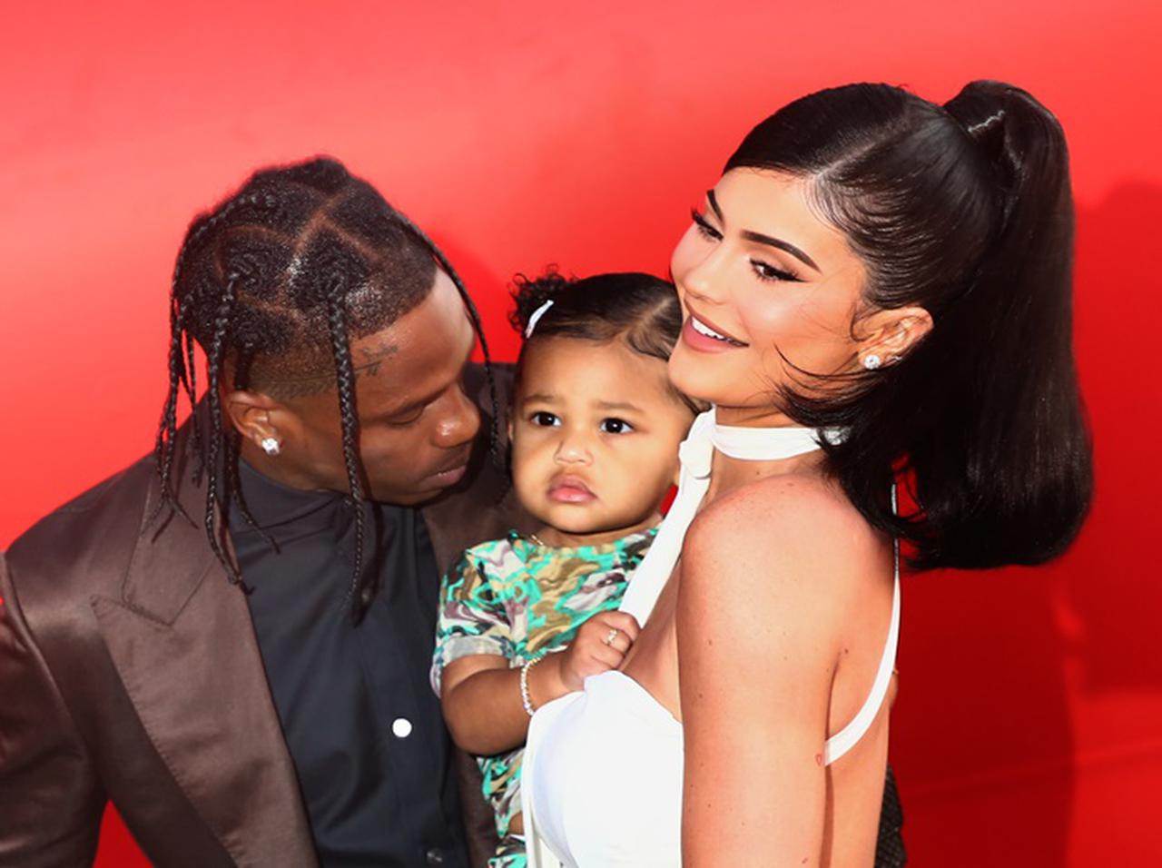 カイリー・ジェンナー2歳娘、一般販売されていない日本発のマスクを着用