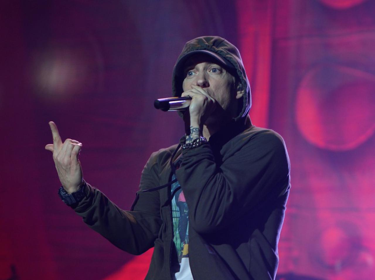 エミネム、新曲でマスクを着けない人々をディス【歌詞訳】