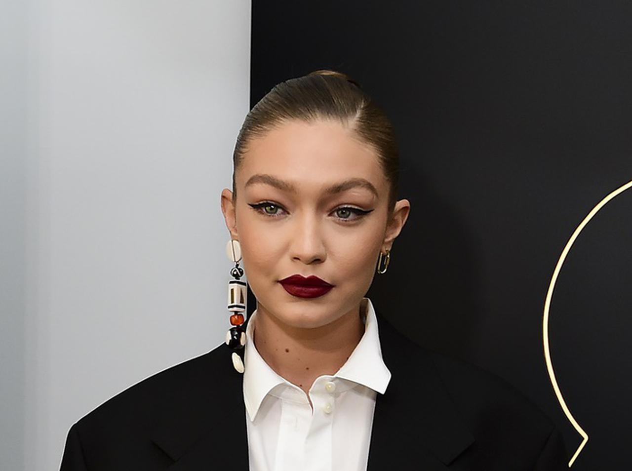 ジジ・ハディッド、妊娠中のお腹を隠していると言われ皮肉交じえて物申す