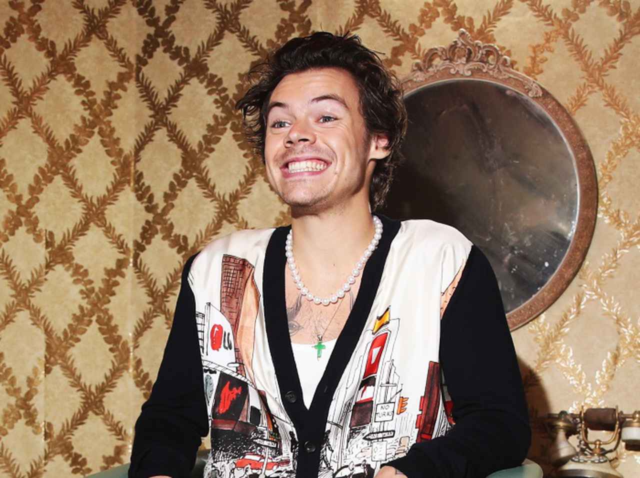 ハリー・スタイルズ、夢だった「マリオみたいなヒゲ」を生やしてイメチェン