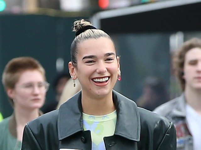 デュア・リパ、ソーシャルディスタンスを守ったファンサが斬新