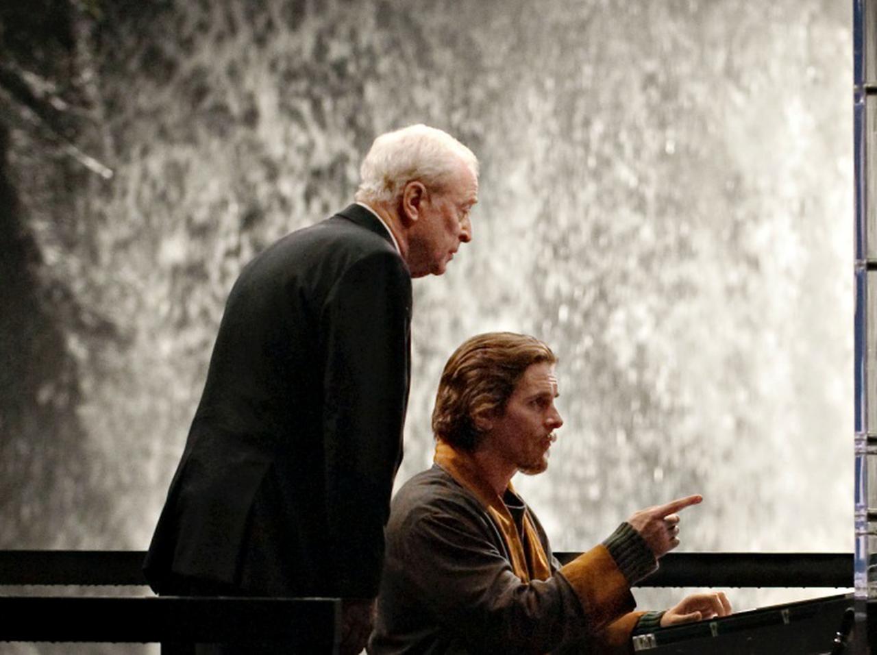 バットマンの執事アルフレッド役俳優が『ダークナイト』でジョーカーが怖くてセリフを忘れたシーンは?