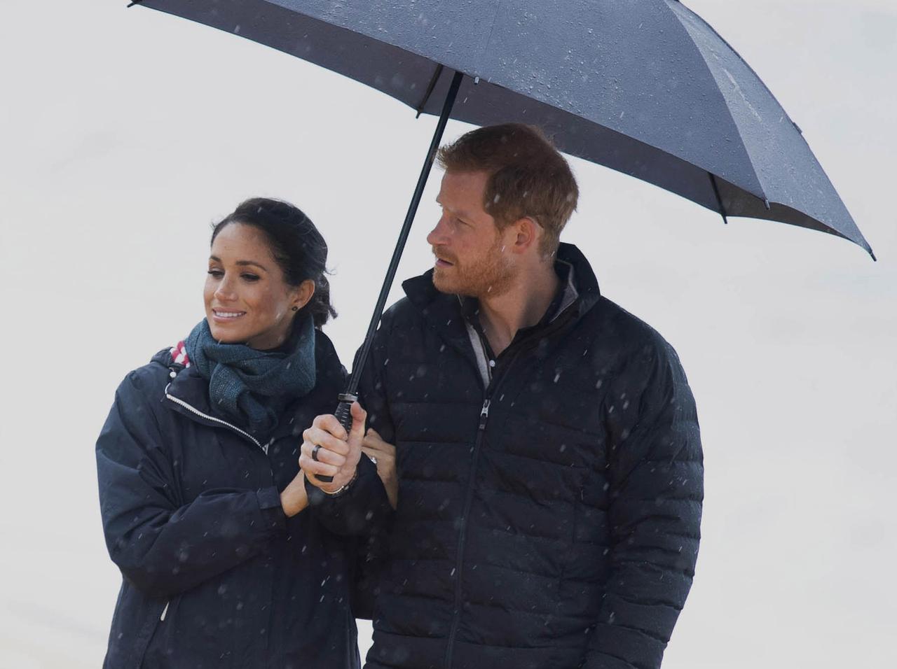 ヘンリー王子とメーガン妃がパパラッチを提訴、数日前には慈善事業の資金でひと悶着