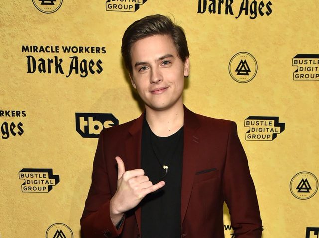 ディラン・スプラウス、双子の弟コール・スプラウスと親密な関係にある「あの人」と夜遊び