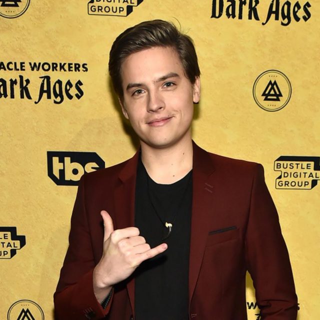 ディラン・スプラウス、双子の弟コール・スプラウスと親密な関係にある「あの人」と夜遊び