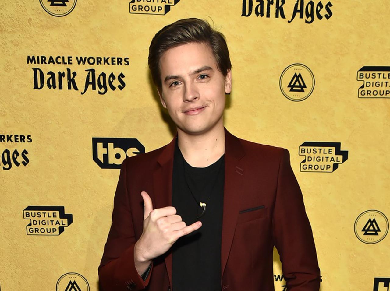 ディラン・スプラウス、双子の弟コール・スプラウスと親密な関係にある「あの人」と夜遊び