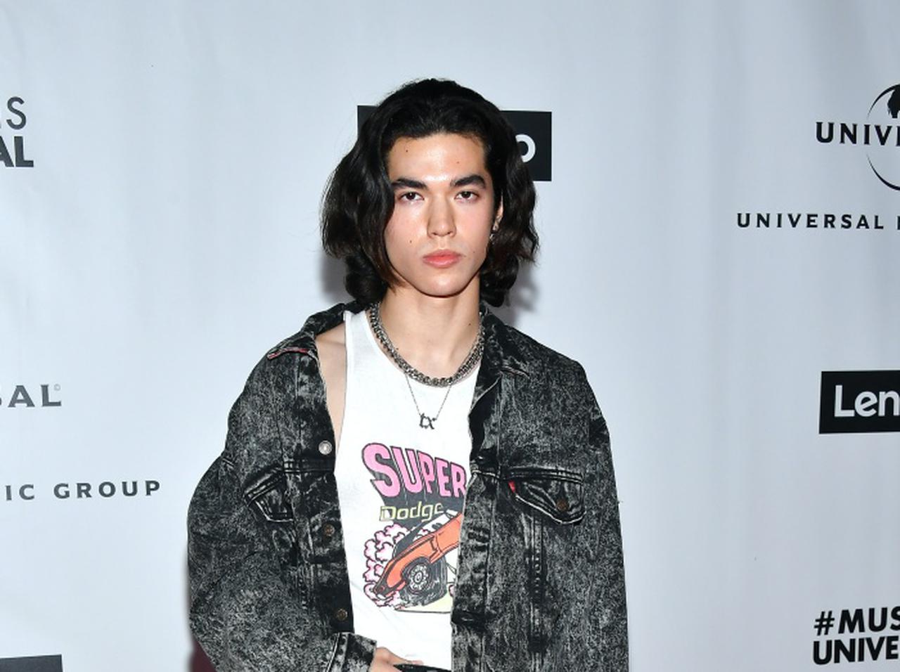 コナン・グレイ、報われない片思いを歌った「ヘザー」のアコースティック・ビデオが公開