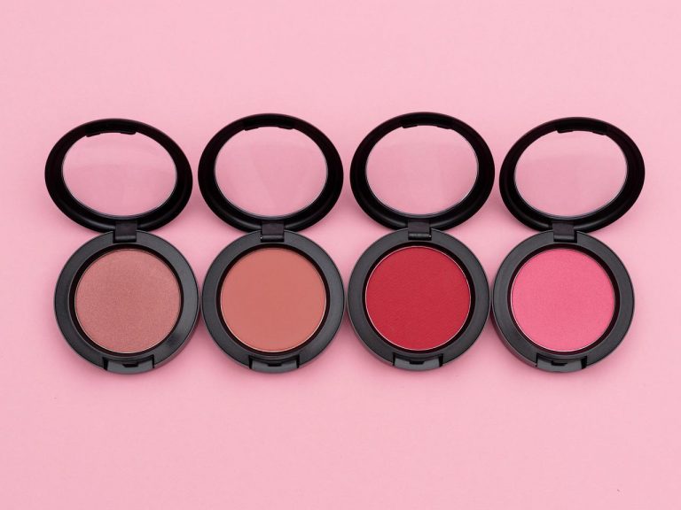 チークをつけすぎちゃう原因はコレ?NGな塗り方&簡単お直しテク