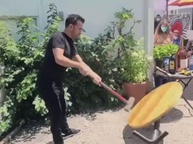 人気レストラン、性犯罪者の富豪エプスタインとワインスタインが利用したテーブルを破壊する動画を公開