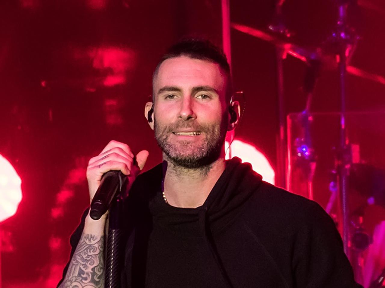 マルーン5、新たなツアー日程とメンバー1人の離脱を発表