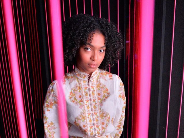 ヤラ・シャヒディ、「ユニクロのパジャマ」を私服としてオシャレに着こなす