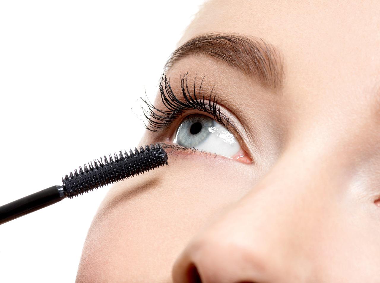 まつ毛パーマ級のカールに仕上げる「ホットビューラー」の活用術