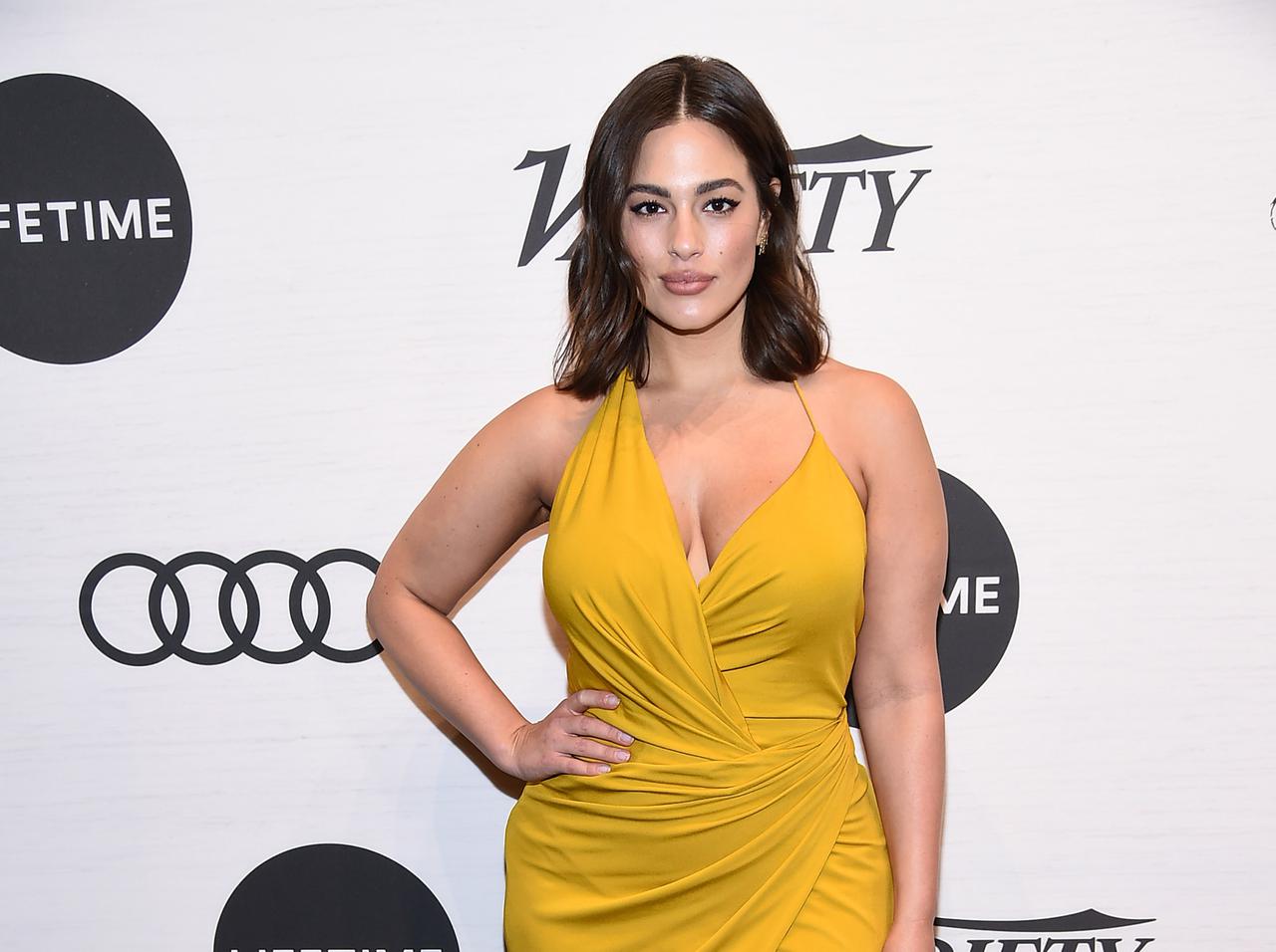 アシュリー・グラハム、産後の妊娠線を“魅せた”水着姿を披露