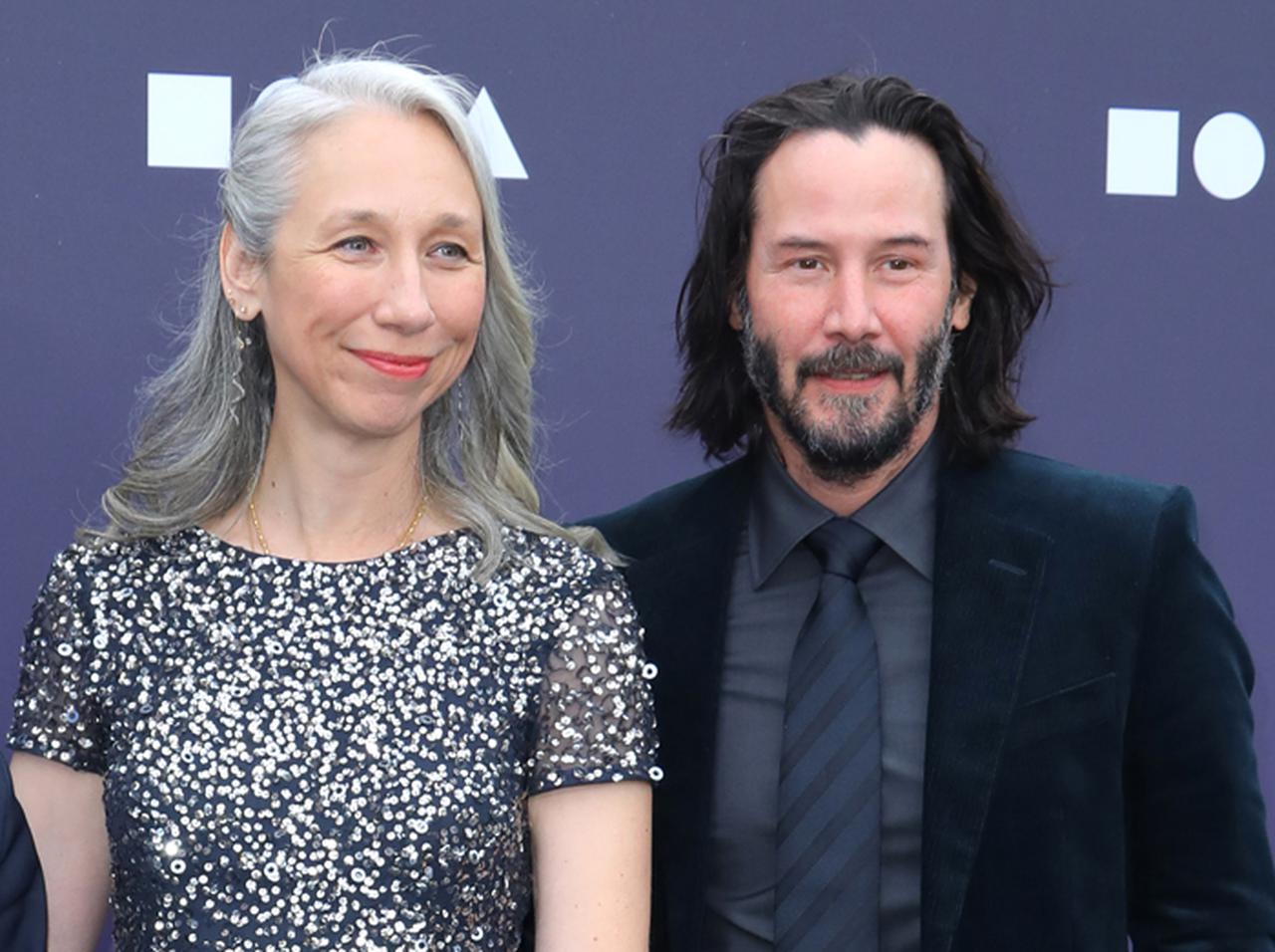 キアヌ・リーブス、来日中にも着ていた「お気に入りの1着」で恋人とパーティーへ