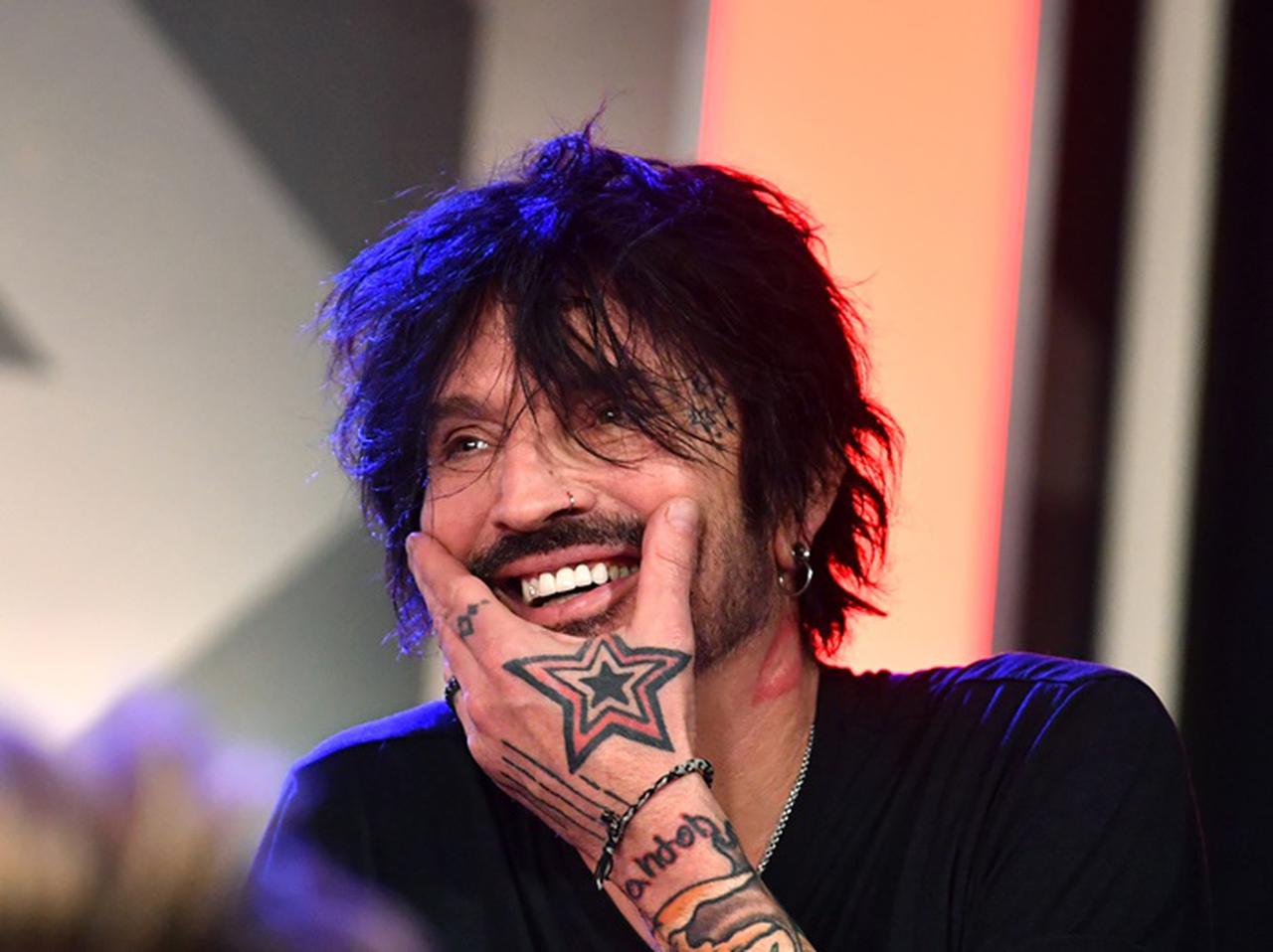 モトリー・クルーのドラマーが顔半分に入れた日本語のタトゥーが強烈