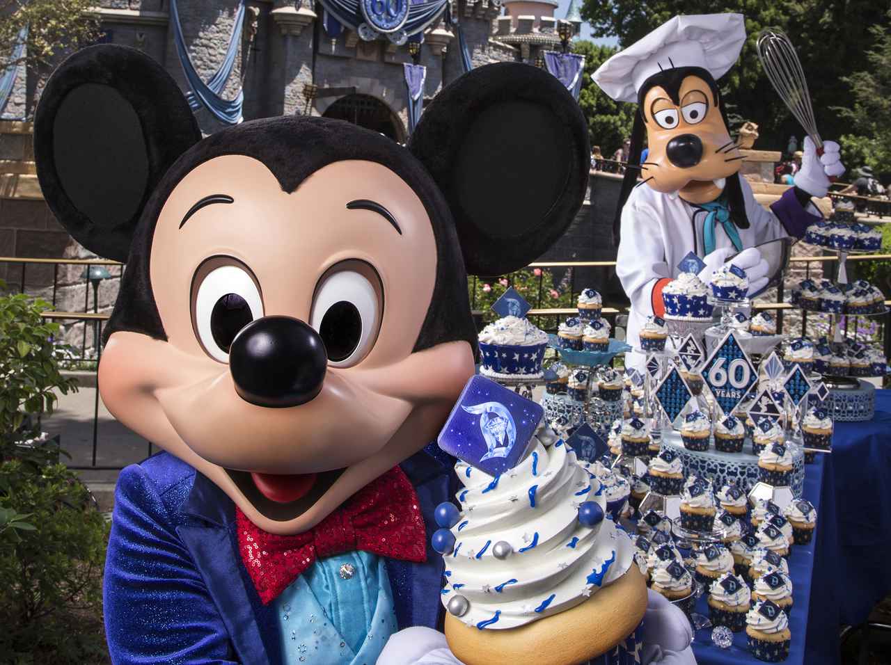 1970年代からの年代別！ディズニーランドの人気フードの秘話を特集