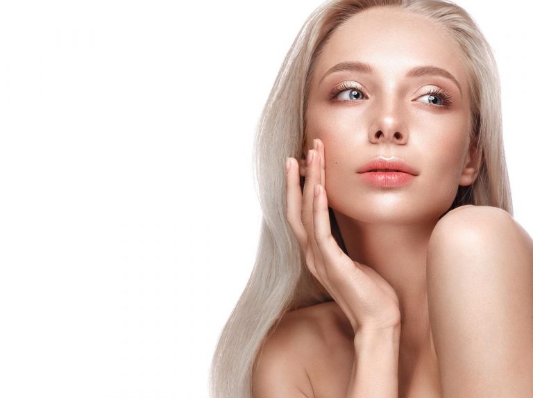 ハイライトを悪目立ちさせない!浮かせずメリハリ顔に仕上げるプロのメイク法